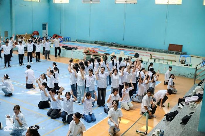 Không khí cũng trở nên nóng lên với sự tập luyện chăm chỉ các cổ động viên dành cho Quang Minh vào ngày 1/11 sắp tới. Ảnh: Khoanh Khac CTB.