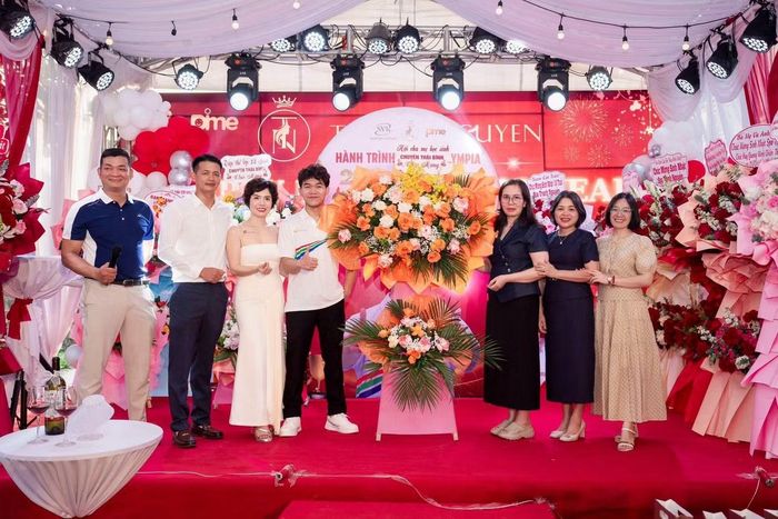 Quang Minh trong buổi tiệc chúc mừng tại gia. Nguồn: Tranh Nguyễn.