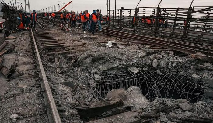 Chuyên gia quân sự Ukraine Oleh Zhdanov cảnh báo việc đóng cửa cầu trong thời gian dài sẽ đẩy thêm lưu lượng phương tiện sang những cây cầu còn lại.