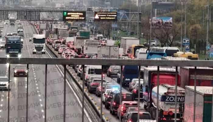 Cầu Pivdenny được khởi công năm 1983 và khánh thành tháng 12/1990. Công trình dài hơn 1,2 km, rộng 41 m, có hai trụ tháp bê tông cao 135 m. Cầu bố trí đường sắt ở giữa và đường bộ với 3 làn xe mỗi bên, kết nối khu vực phía đông và phía tây Kiev.