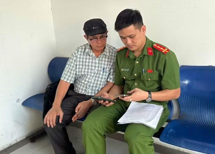 Việc tuyên truyền, hướng dẫn người dân sử dụng các tính năng hữu dụng của HaNoi Smart Police đang được công an các xã, phường ở Hà Nội đẩy mạnh để người dân được phục vụ tốt hơn