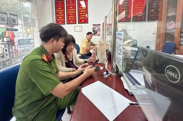 Công an phường Ngọc Hà hướng dẫn người dân tính năng hẹn lịch làm việc trên HaNoi Smart Police ngay ở điểm tiếp công dân thực hiện các thủ tục hành chính