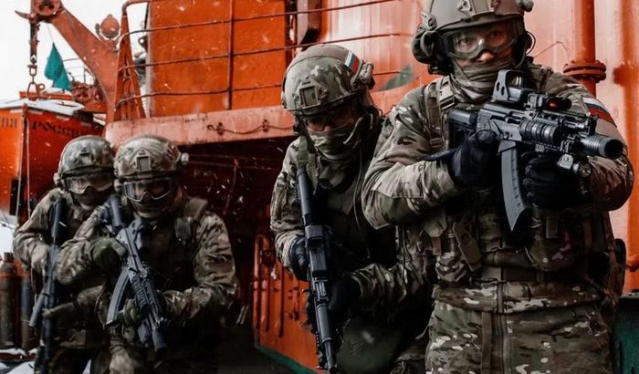 Theo FSB, lực lượng an ninh đã bắt giữ 2 nghi phạm đến từ khu vực Ngoại Kavkaz. Một người bị cáo buộc được tình báo Ukraine tuyển mộ, sau đó lôi kéo người còn lại sang Nga thực hiện vụ tấn công để nhận tiền thưởng.