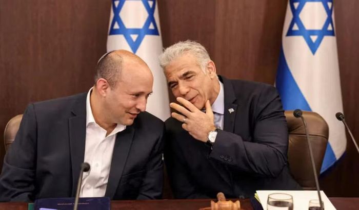 "Đừng để ai đánh lừa các vị. Phe của ông Netanyahu đã hứng chịu thất bại thảm hại. Đây là cuộc sụp đổ toàn diện. Công chúng đang bảo họ thu dọn về nhà đi", ông Lapid tuyên bố trước những người ủng hộ phe đối lập.