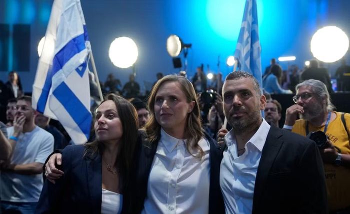 Tuy nhiên, quốc hội Israel có 120 ghế, đồng nghĩa một phe cần ít nhất 61 ghế để đạt đa số. Kết quả thăm dò vì vậy chưa giúp bên nào nắm chắc khả năng thành lập chính phủ.