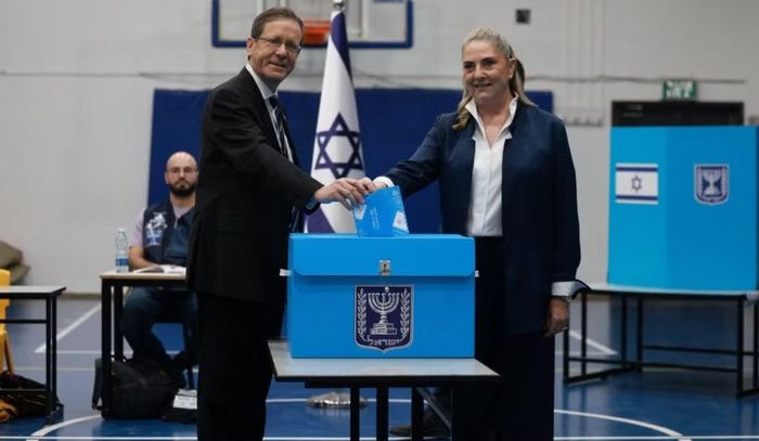 Đây là cuộc bầu cử đầu tiên tại Israel kể từ cuộc tấn công do Hamas tiến hành ngày 7/10/2023, sự kiện gây chấn động đất nước và dẫn tới chiến tranh tại Gaza cùng những cuộc đối đầu trên nhiều mặt trận trong khu vực.
