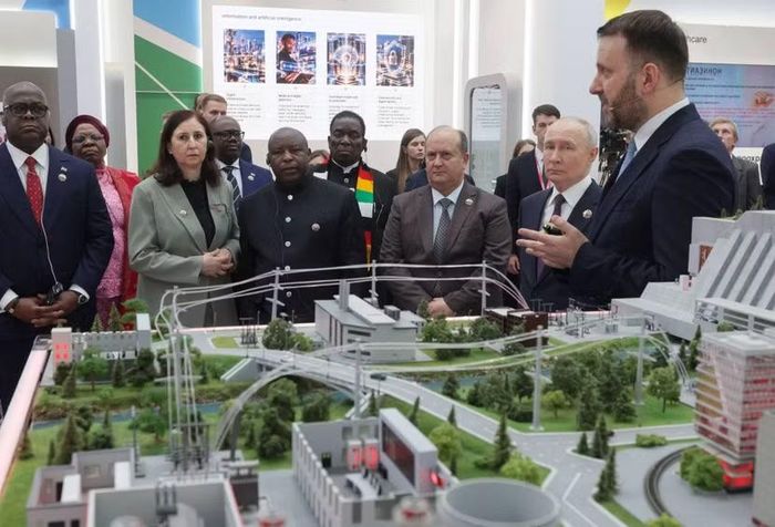Tổng thống Nga Vladimir Putin và các nhà lãnh đạo châu Phi tham quan triển lãm bên lề Hội nghị Thượng đỉnh Nga - châu Phi tại Matxcơva ngày 28-10-2026