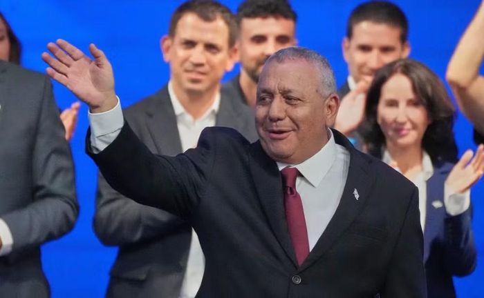 Bộ trưởng Quốc phòng Israel còn cáo buộc ông Eisenkot và những người ủng hộ lan truyền thông tin sai lệch về bất đồng giữa giới lãnh đạo chính trị và quân đội liên quan đến Iran trong chiến dịch tranh cử.