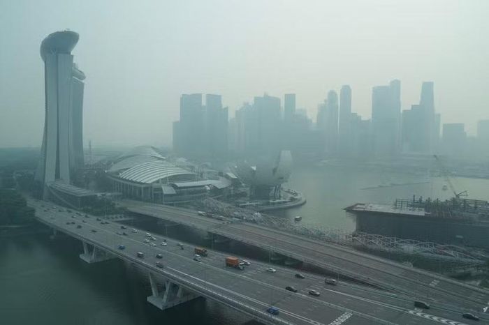Khói mù dày đặc bao phủ bầu trời khu vực trung tâm thương mại của Singapore