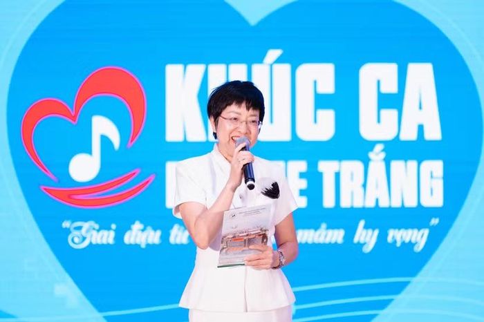 MC Thảo Vân luôn đồng hành cùng "Khúc ca BLouse Trắng"