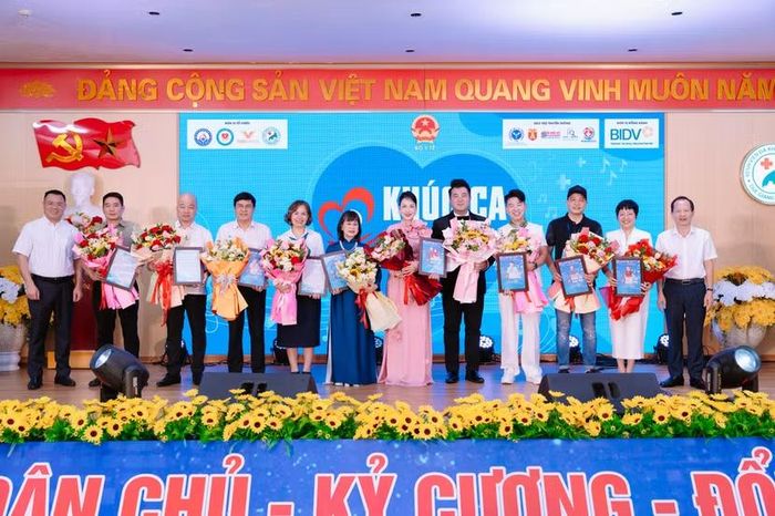 Đại diện BLĐ Bệnh viện tri ân cảm ơn Ban Tổ chức, đơn vị tài trợ,, đơn vị truyền thông và các nghệ sĩ