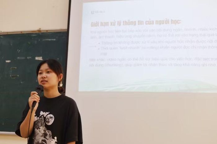 Việc thiếu vắng sự hướng dẫn trực tiếp khiến sinh viên lúng túng trước các kiến thức trên giảng đường.