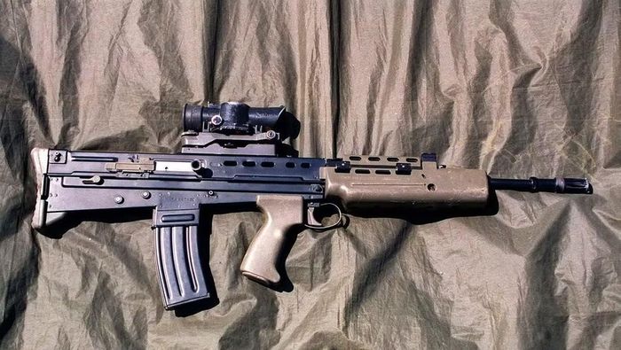 Súng sử dụng đạn NATO 5,56×45 mm, có tầm bắn hiệu quả khoảng 400 m.