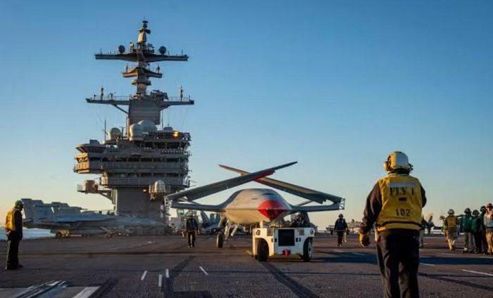 Đối với không đoàn tàu sân bay, lợi ích không chỉ nằm ở khả năng tăng tầm bay. MQ-25A còn giúp giảm áp lực lên các tiêm kích F/A-18E/F Super Hornet vốn phải đảm nhiệm nhiệm vụ tiếp dầu cho đồng đội.