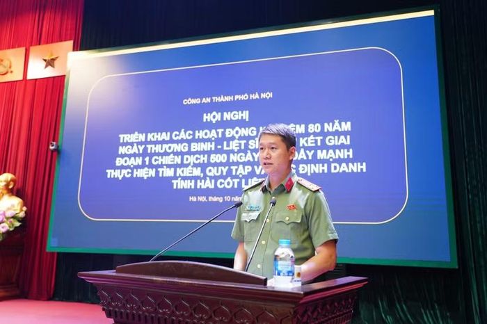 Thượng tá Hoàng Tâm, Phó Trưởng phòng Tổ chức cán bộ trình bày báo cáo các nội dung trọng tâm tại Hội nghị.