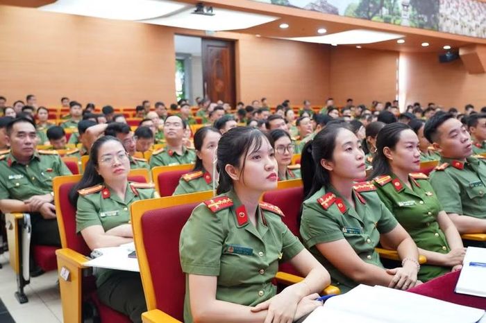 Cán bộ, chiến sĩ các đơn vị tham dự hội nghị.