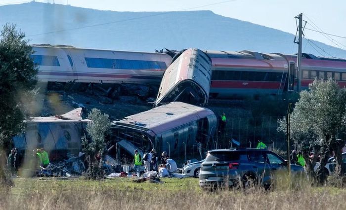 Antonio Jiménez Barca, phóng viên báo El País có mặt trên đoàn tàu cao tốc AVE của Renfe, cho biết tai nạn xảy ra khi ông đang ở toa số 4 để tìm đồ ăn.