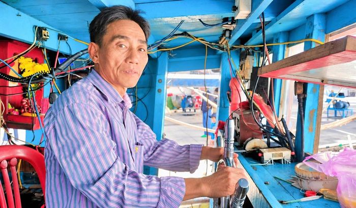 Ngư dân Huỳnh Văn Vũ chia sẻ về chuyến biển vươn khơi. Ảnh: Tấn Thành