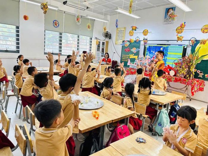 Học sinh Trường Tiểu học Bùi Quốc Khái (phường Hoàng Liệt, Hà Nội) tham gia hoạt động Trung thu tại trường. Ảnh: NTCC