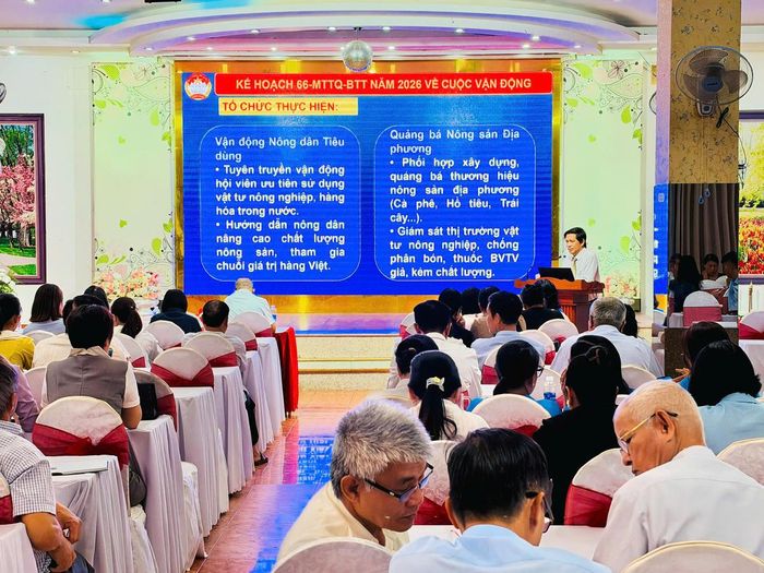 Ông Phạm Văn Bảy quán triệt những văn bản chỉ đạo liên quan đến Cuộc vận động. Ảnh: Thanh Nga.