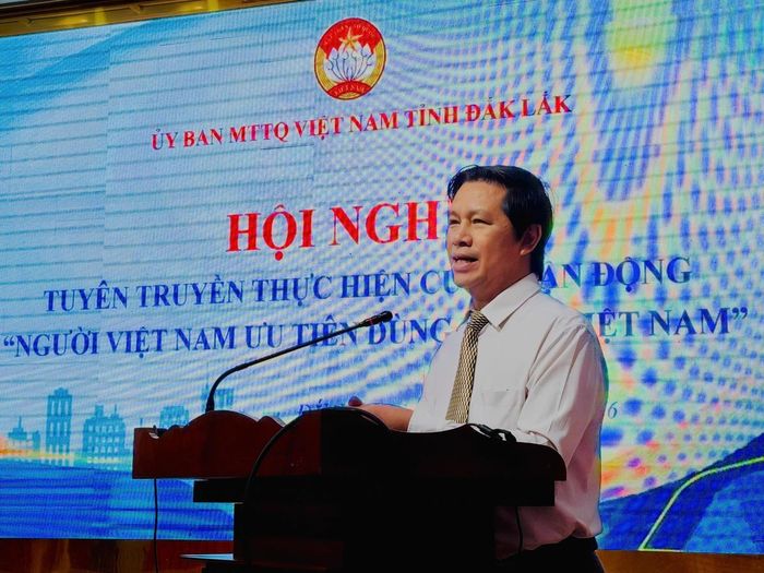 Ông Phạm Văn Bảy, TUV, Phó Chủ tịch Ủy ban MTTQ Việt Nam tỉnh, Phó Trưởng ban Thường trực Ban Chỉ đạo Cuộc vận động “Người Việt Nam ưu tiên dùng hàng Việt Nam” tỉnh phát biểu. Ảnh: Thanh Nga.