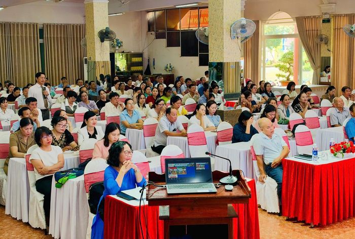 Các đại biểu tập trung thảo luận làm rõ những khó khăn, vướng mắc trong quá trình triển khai Cuộc vận động tại cơ sở. Ảnh: Thanh Nga.