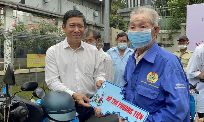 Một hoạt động trao phương tiện sinh kế cho người dân do Mặt trận TPHCM tổ chức. Ảnh: QĐ.