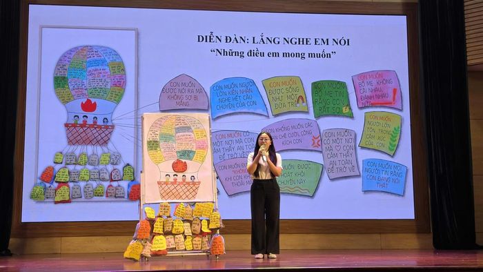 Khinh khí cầu mang nhiều thông điệp về nhu cầu lắng nghe chia sẻ ở trẻ được trình bày tại sự kiện.