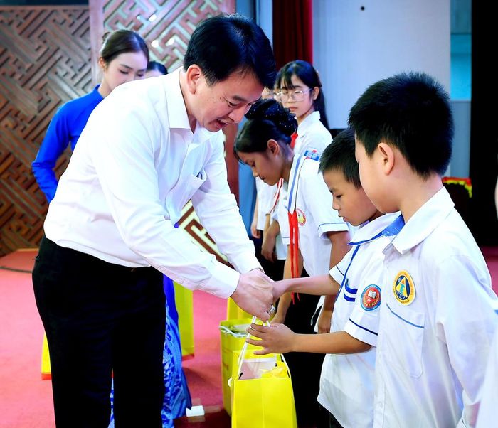 Ông Nguyễn Đức Tuấn, Phó Chủ tịch Thường trực Ủy ban MTTQ Việt Nam thành phố trao quà cho trẻ em nghèo. Ảnh: Thành Chung.