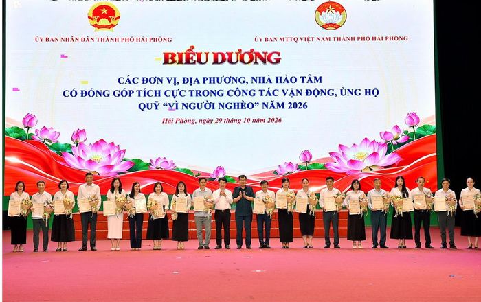 Phó Chủ tịch Ủy ban Trung ương MTTQ Việt Nam Nguyễn Đức Phong và Phó Chủ tịch Thường trực Ủy ban MTTQ Việt Nam thành phố Nguyễn Đức Tuấn biểu dương các cá nhân, đơn vị, địa phương có đóng góp tích cực ủng hộ quỹ "Vì người nghèo" năm 2026. Ảnh: PT. 