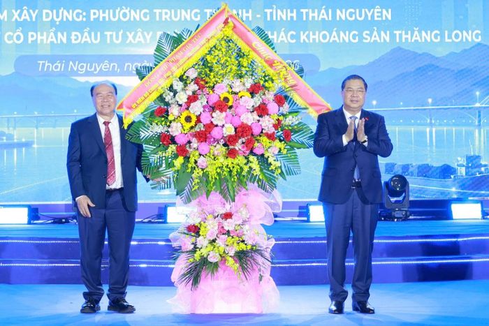Ủy viên Bộ Chính trị, Bí thư Trung ương Đảng, Phó Thủ tướng Thường trực Chính phủ Phạm Gia Túc tặng hoa chúc mừng ông Nguyễn Huy Quý, Chủ tịch HĐQT Công ty cổ phần Đầu tư xây dựng và Khai thác khoáng sản Thăng Long (chủ đầu tư Dự án). Ảnh: TNGOP.