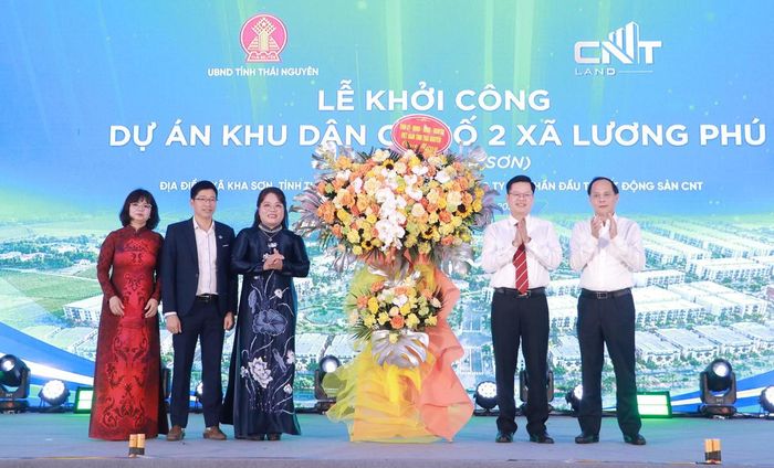 Lãnh đạo tỉnh Thái Nguyên tặng hoa chủ đầu tư Dự án KDC số 2 Lương Phú. Ảnh: TNGOP.