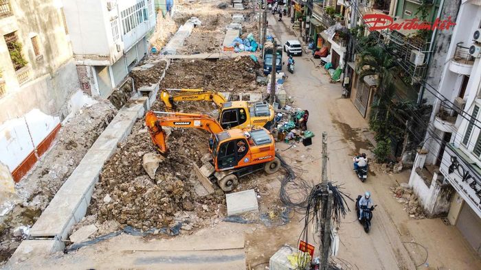 Bên cạnh mở rộng mặt đường, hệ thống thoát nước cũng đang được triển khai. Đây là hạng mục quan trọng nhằm hoàn thiện hạ tầng kỹ thuật, góp phần nâng cao khả năng tiêu thoát nước và hạn chế những bất cập trong quá trình khai thác tuyến đường.
