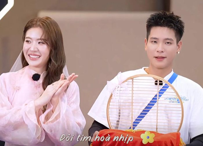 Quân A.P tình tứ bên "cô dâu" Lê Khanh ở Running Man Vietnam.