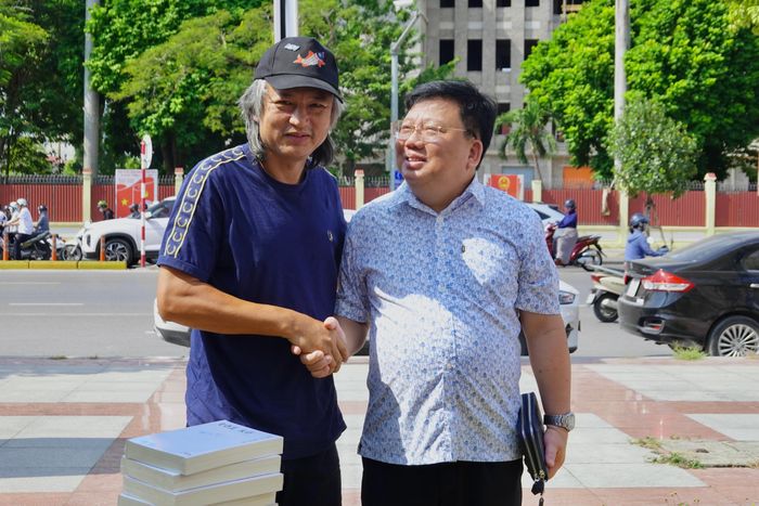 Độc giả ghé thăm chuyến xe "Sách đến mọi nhà" tại Hải Phòng. Ông Nguyễn Ngọc Bảo - Phó cục trưởng Cục Xuất bản và Thư viện, Bộ Văn hóa, Thể thao và Du lịch - cũng ghé thăm chuyến xe. Ảnh: Thúy Hạnh.