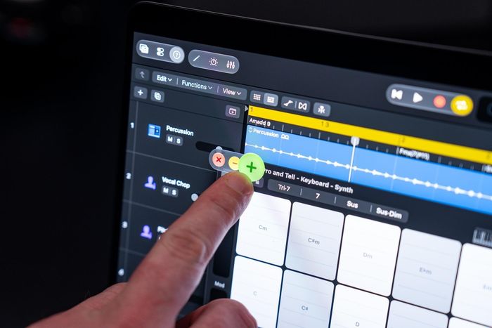  MacBook Pro mới hỗ trợ cảm ứng, Dynamic Island và logo quả táo phát sáng. Ảnh: The Verge. 