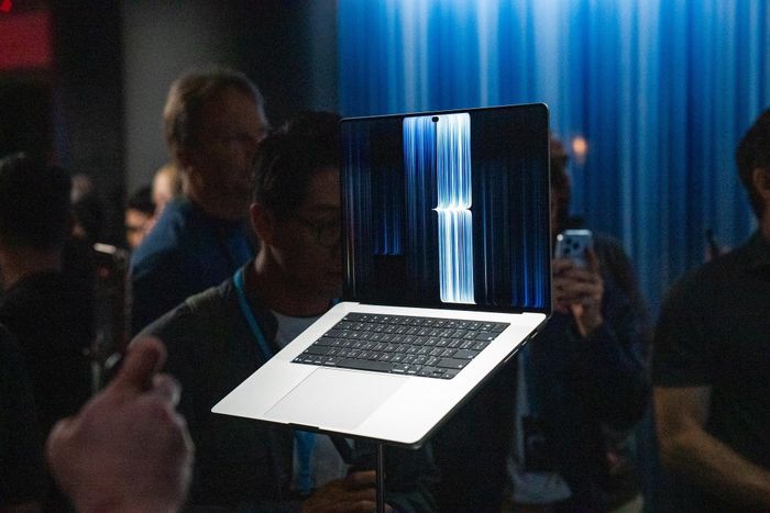  Ảnh thực tế của MacBook Pro mới. Ảnh: The Verge. 