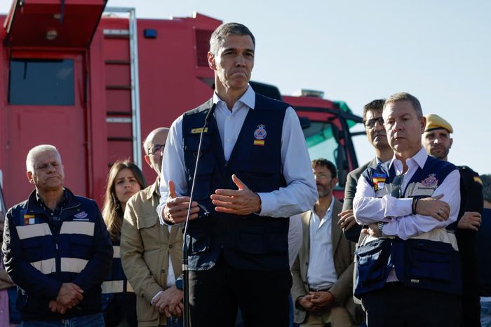 Thủ tướng Pedro Sanchez phát biểu tại sở chỉ huy sau vụ va chạm giữa hai đoàn tàu cao tốc giữa các thị trấn Mora và Orgaz, gần Toledo, Tây Ban Nha, ngày 28/10. Ảnh: Reuters.