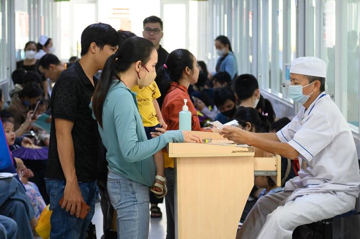 Từ phòng khám ngoại trú đến quy trình tiếp nhận, các bác sĩ luôn duy trì công tác phân luồng bệnh chặt chẽ. Khi trẻ có biểu hiện viêm phổi, viêm tiểu phế quản hay hen suyễn, các bác sĩ phòng khám sẽ đánh giá và chỉ định đúng chuyên khoa. Khoa Hô hấp còn bố trí thêm phòng khám chuyên lọc bệnh để kiểm tra kỹ lưỡng trước khi nhận trẻ vào nội trú. Quy trình này giúp tối ưu hóa việc điều trị và tránh ùn tắc cục bộ.