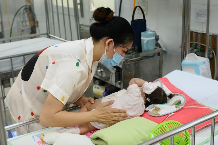 Những tuần cao điểm vừa qua, có ngày Khoa Hô hấp 1 điều trị nội trú tới khoảng 230 trẻ. Theo bác sĩ, đây là xu hướng gia tăng thường gặp của bệnh hô hấp mỗi dịp cuối năm. Những ca nặng phải thở máy hoặc thở oxy tại phòng cấp cứu chủ yếu là trẻ mắc viêm tiểu phế quản hoặc viêm phổi có biến chứng.