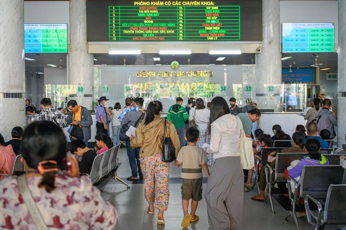 Mùa cao điểm bệnh hô hấp, khu vực chờ khám của Bệnh viện Nhi đồng 2 lúc nào cũng kín phụ huynh đưa con nhỏ đến khám. Giữa không gian chật chội, họ kiên nhẫn bế con, cho con uống sữa trong lúc chờ đến lượt.