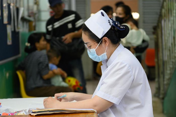 Tại khoa Hô hấp 1, không khí làm việc luôn khẩn trương để đảm bảo công tác điều trị nội trú cho các bệnh nhi. Với quy mô 154 giường thực kê kết hợp các giường hỗ trợ linh hoạt, khoa vẫn đảm bảo đủ chỗ nằm cho bệnh nhân. Trong đó, phòng cấp cứu của khoa được bố trí 21 giường bệnh cùng hệ thống thiết bị đầy đủ để đáp ứng công tác hồi sức.