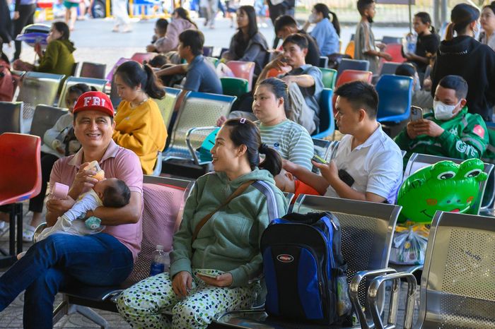 Khoảng hai tuần nay, lượng bệnh nhi đến khám hô hấp tại Bệnh viện Nhi đồng 2 ghi nhận gia tăng so với tháng trước và cùng kỳ năm ngoái. Đây là chu kỳ quen thuộc khi thời tiết bước vào giai đoạn mưa nắng thất thường từ tháng 10 đến tháng 12. Tuy nhiên, tâm lý lo lắng khi thấy con sốt cao khiến nhiều phụ huynh đổ xô đưa trẻ đến khám. Tình trạng này dễ khiến các khu vực phòng khám trở nên đông đúc và quá tải.