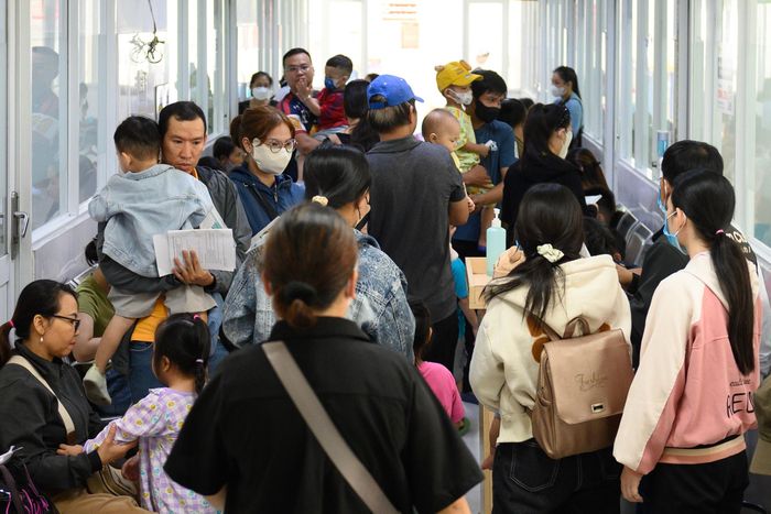Mặc dù lượng bệnh nhân đổ về phòng khám tăng cao, đại diện Bệnh viện Nhi đồng 2 cho biết vẫn chủ động các phương án ứng phó kịp thời. Bệnh viện duy trì công tác tiếp nhận và phân luồng khoa học, đồng thời chuẩn bị đầy đủ thuốc men và sắp xếp kê giường hỗ trợ hợp lý để không xảy ra tình trạng nằm ghép.