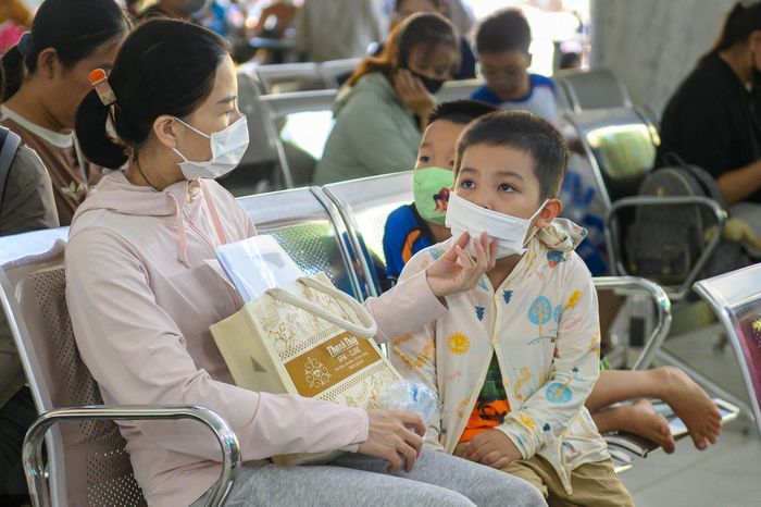 Không ít phụ huynh vì quá sốt ruột đã đưa con đến bệnh viện hoặc yêu cầu tiêm ngừa ngay khi dịch bùng phát. Thực tế, vaccine phòng các bệnh hô hấp như cúm, phế cầu hay RSV cần được tiêm phòng định kỳ từ trước. Trẻ không thể có kháng thể bảo vệ ngay lập tức nếu chỉ chờ đến mùa dịch mới bắt đầu đi tiêm.