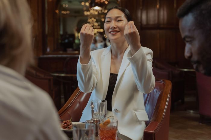 Trong giao tiếp, cách một người nói về thành công đôi khi ảnh hưởng đến thiện cảm của người nghe nhiều hơn chính thành tích đó. Ảnh: Ron Lach/Pexels.