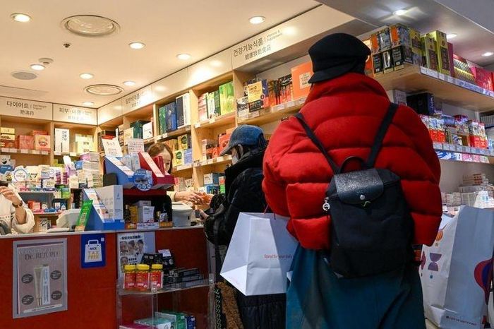  Du khách nước ngoài mua sắm tại một hiệu thuốc trong cửa hàng bách hóa ở Seoul, ngày 9/2. Ảnh: Park Ji-yeon/Korea Times. 