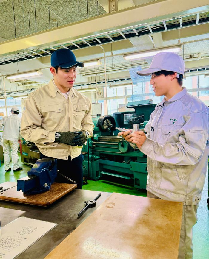 Tháng 7 vừa qua, ông Ishida tham gia buổi đối thoại với 16 người trẻ, chủ yếu trong độ tuổi 20-30. Những vấn đề được đề cập gồm nhu cầu mở rộng không gian vui chơi trong nhà, cải thiện môi trường sống và tăng cường kết nối giữa doanh nghiệp với cộng đồng để giải quyết tình trạng thiếu lao động.