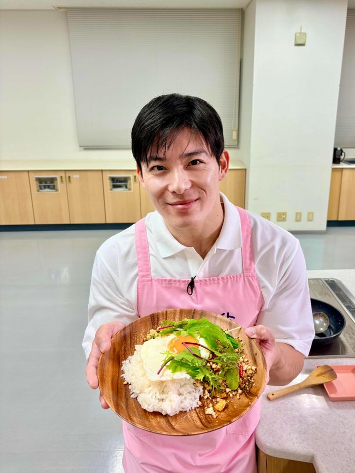 Ông Takato Ishida sinh năm 1990 tại Fukui. Trước khi tham gia tranh cử thống đốc, ông làm việc tại Bộ Ngoại giao Nhật Bản, từng công tác tại Zambia và Australia. Kinh nghiệm ngoại giao được kỳ vọng giúp ông mở rộng quan hệ quốc tế và tìm kiếm cơ hội phát triển cho địa phương.