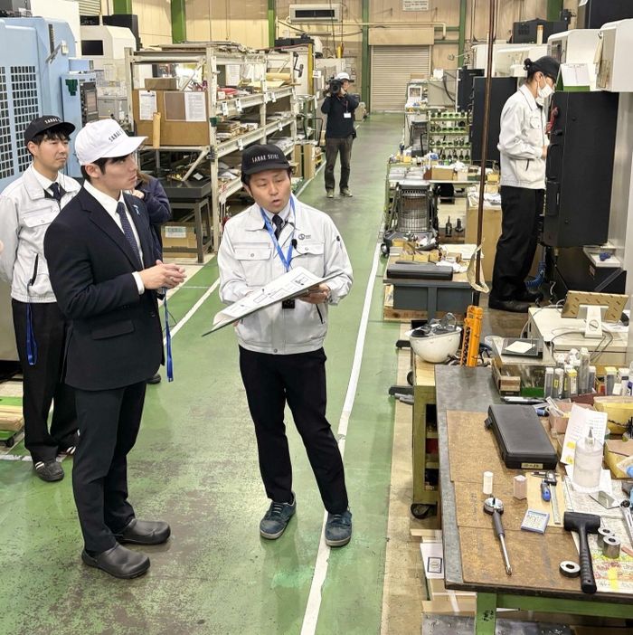 Cuối tháng 3, Thống đốc tỉnh Fukui đến thăm Sabae Seiki, một doanh nghiệp sản xuất máy móc tại thị trấn Echizen. Tại đây, ông tìm hiểu mô hình làm việc linh hoạt, trong đó nhân viên có ba ngày nghỉ mỗi tuần và được hưởng chế độ nghỉ phép riêng nhằm cải thiện sự cân bằng giữa công việc với cuộc sống. Chuyến thăm nằm trong nỗ lực tìm hiểu thực tế hoạt động của doanh nghiệp để xây dựng chính sách hỗ trợ phù hợp.